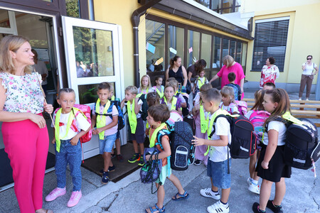 PRVI ŠOLSKI DAN CERKNICA 29 FOTO LJUBO VUKELIČ